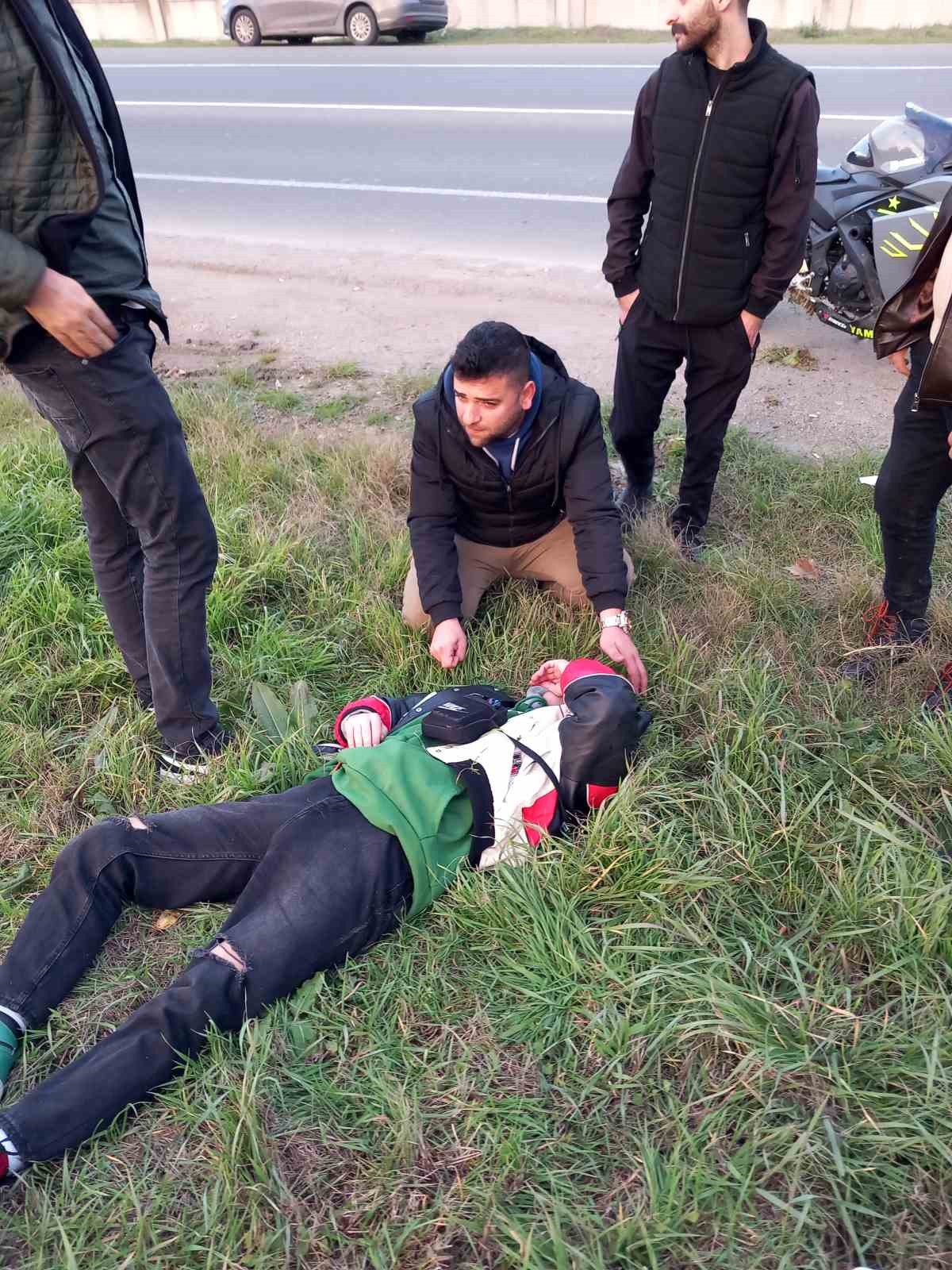 Virajı alamayan motosikletli şarampole yuvarlandı
