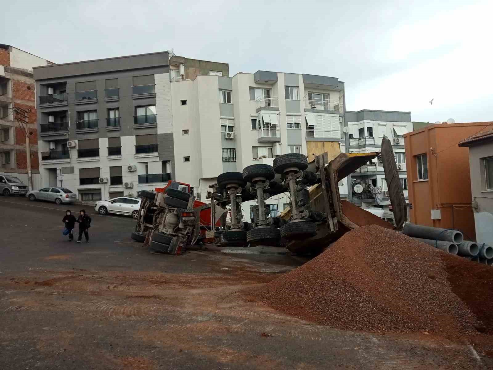 İzmir’de hafriyat kamyonunun devrilme anı kamerada
