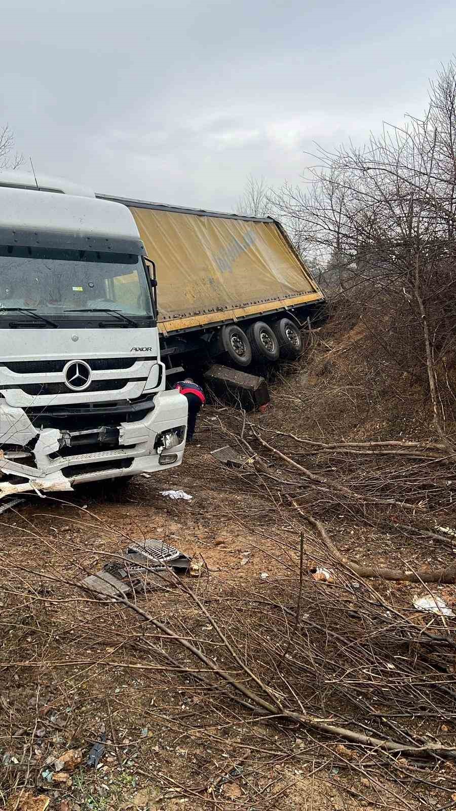 Amasya’da tır devrildi: 1 yaralı
