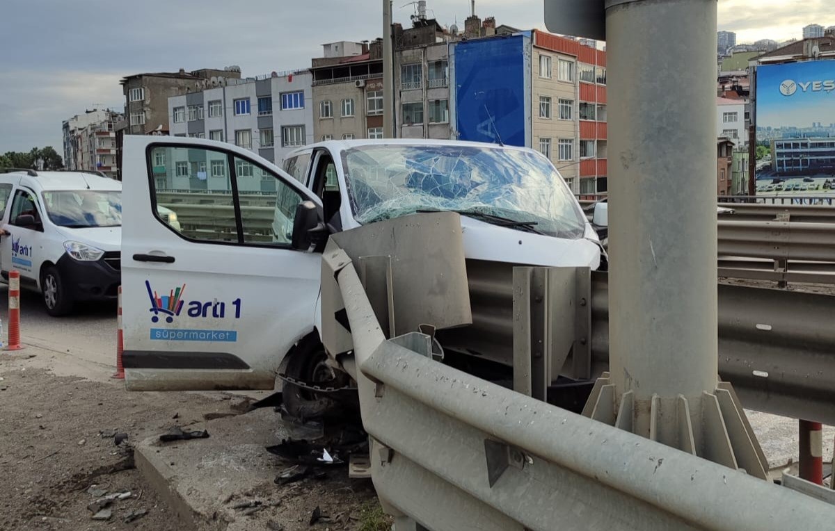 Samsun’da minibüs bariyere çarptı: 1 yaralı
