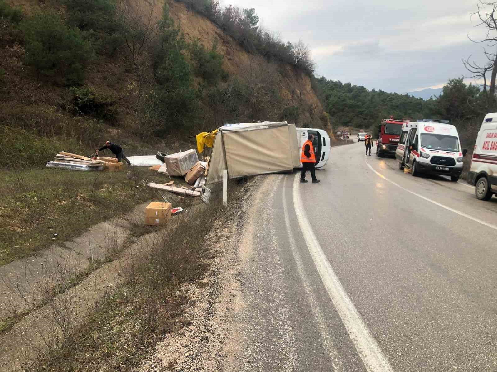 Ticari araçla çarpışan kamyonet devrildi; 2 yaralı
