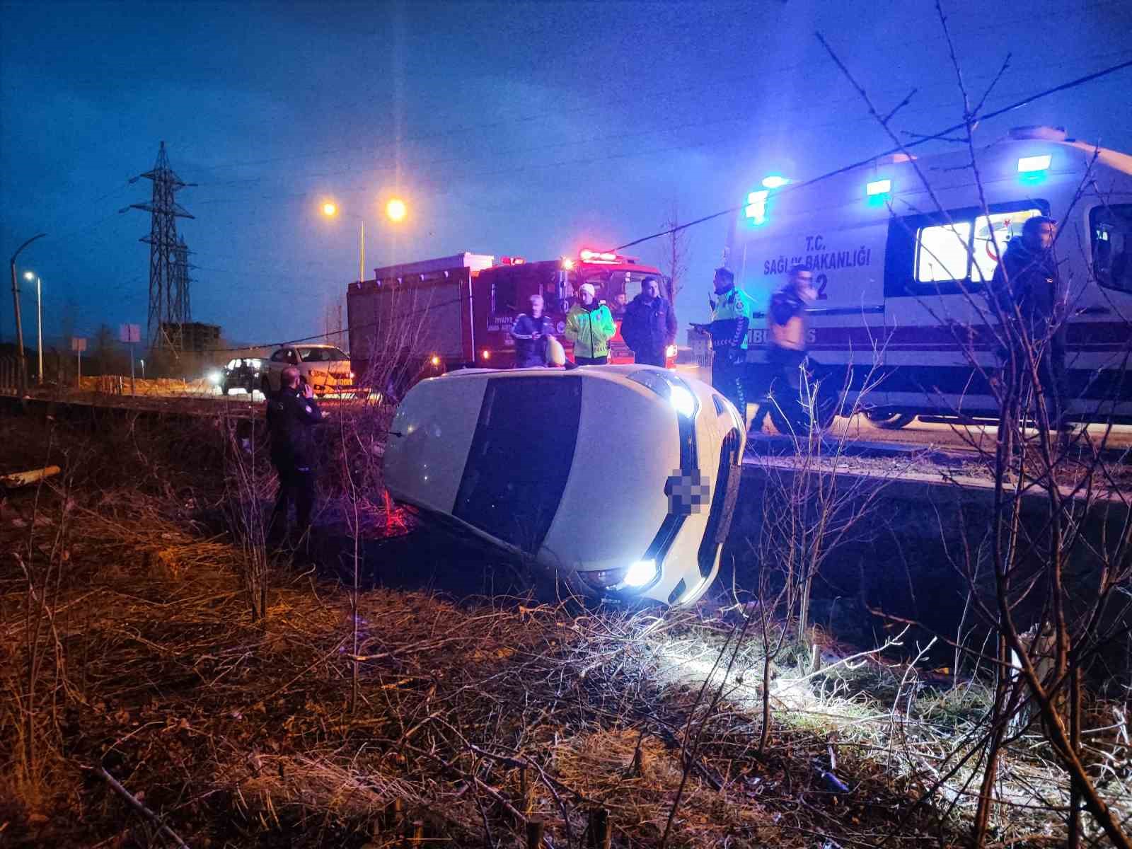 Otomobil yan yattı: 3’ü çocuk 5 kişi yaralandı