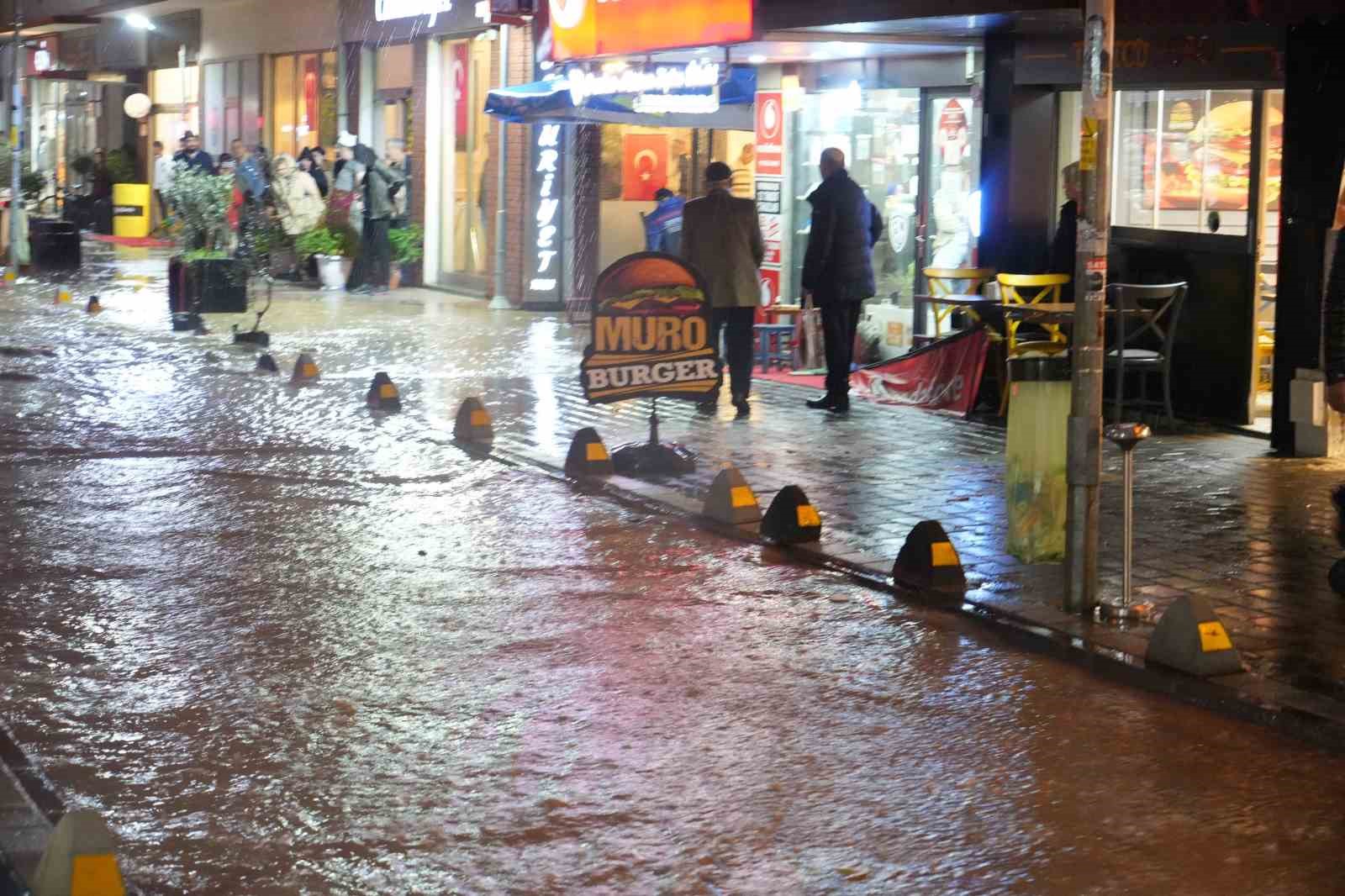 Sağanak yağış su baskınlarına neden oldu
