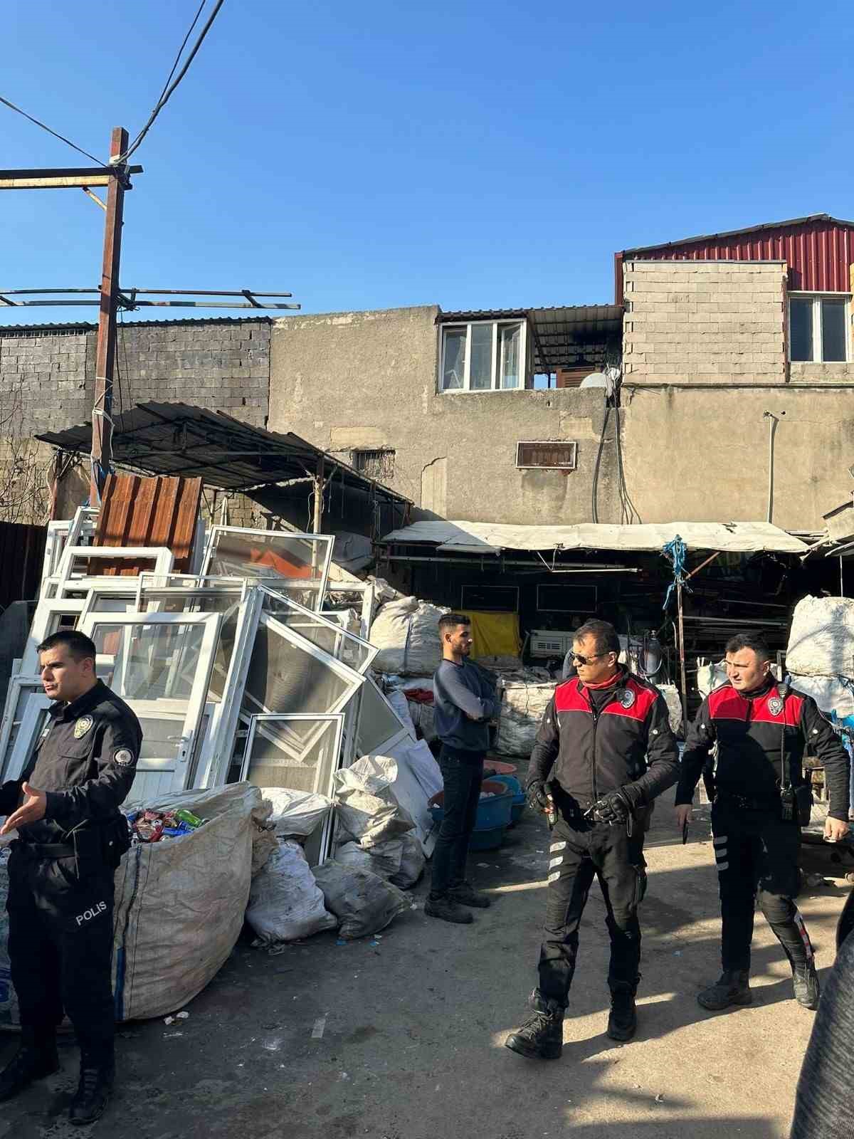 Hatay&rsquo;da polis ekileri hurdacıları denetledi
