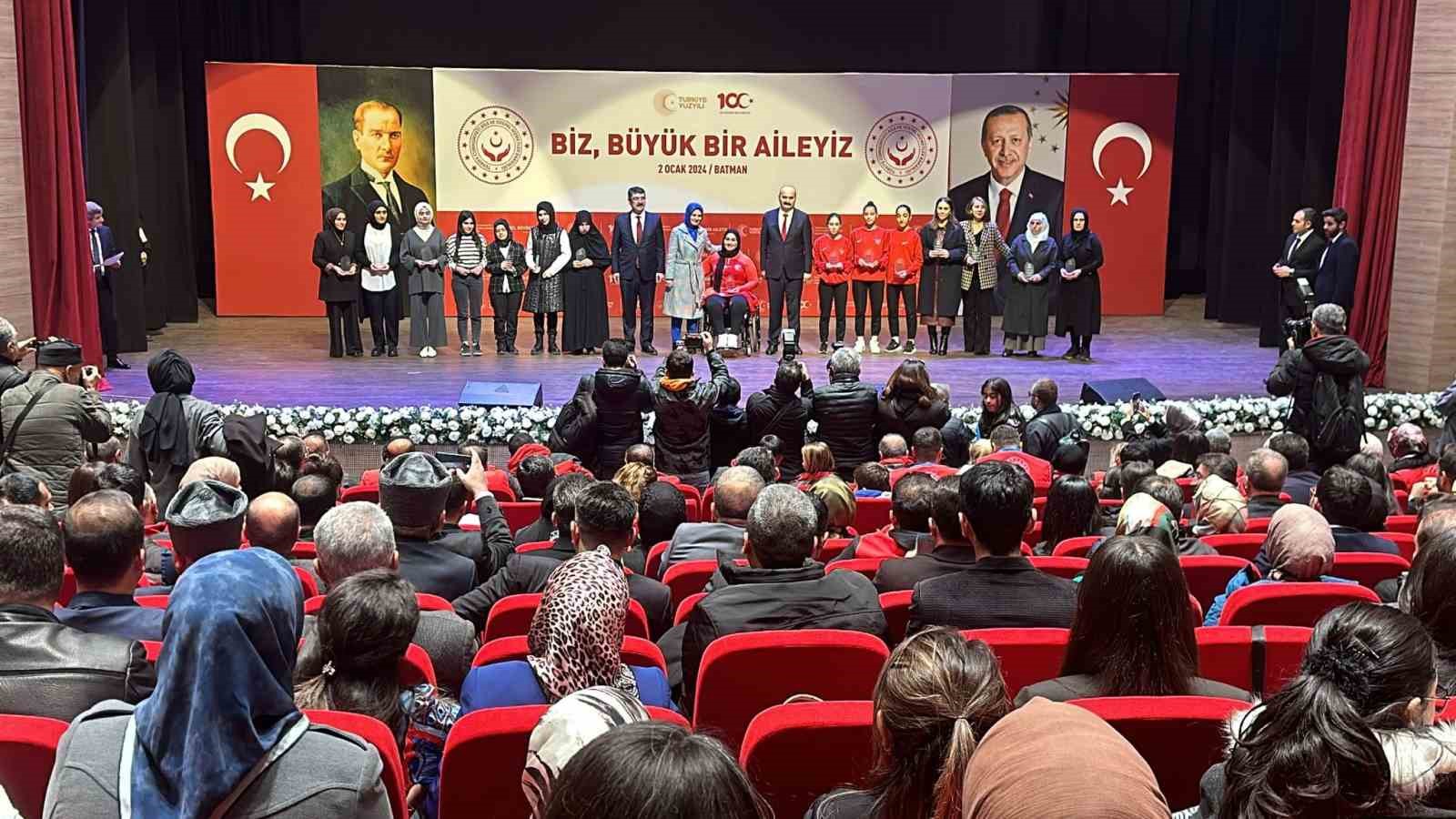 Aile ve Sosyal Hizmetler Bakanı Göktaş, Batman’da kadınlara destek mesajı verdi