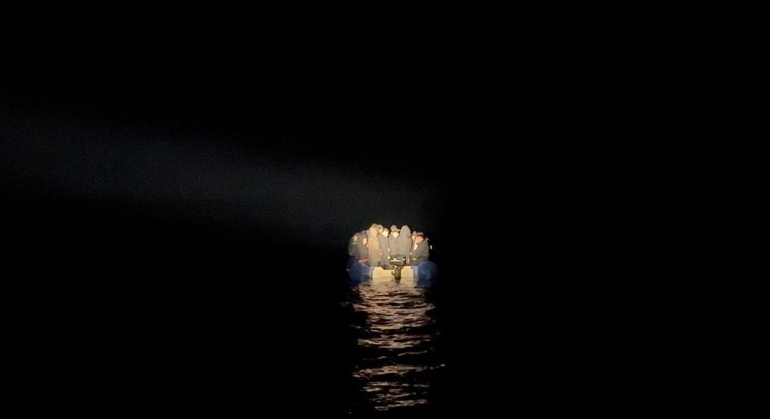 Ayvacık&rsquo;ta 62 ka&ccedil;ak g&ouml;&ccedil;men kurtarıldı, 39 ka&ccedil;ak g&ouml;&ccedil;men yakalandı
