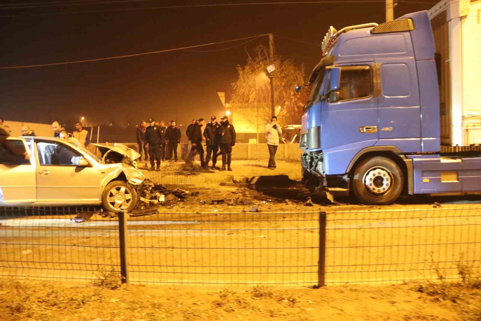 Iğdır&rsquo;da otomobil ile tır kafa kafaya &ccedil;arpıştı: 3 yaralı 