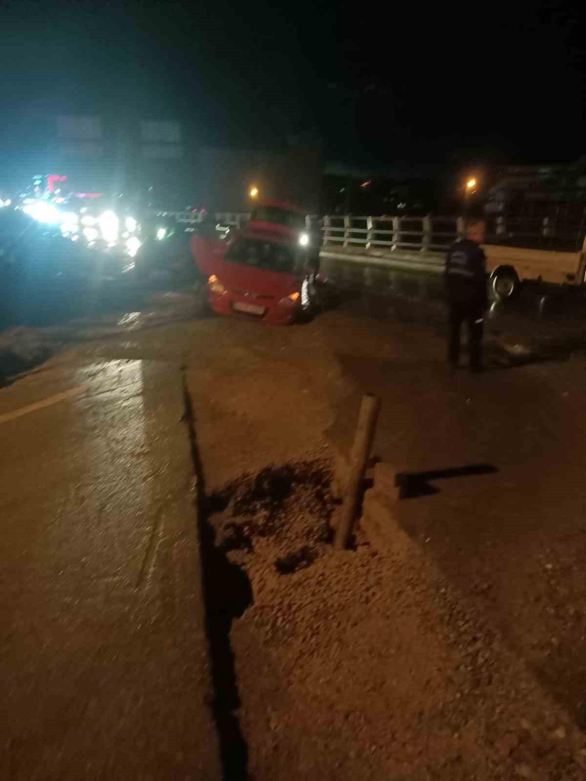 Seyir halindeki otomobil çukura düştü
