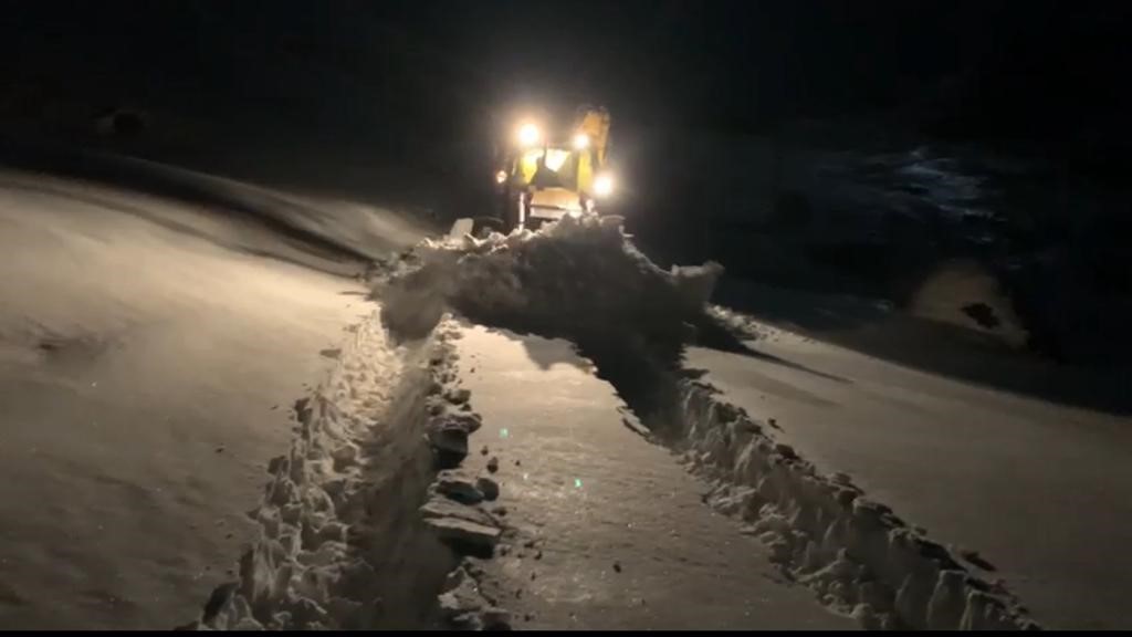 Beytüşşebap’ta yaylada kalan aileler için karlı yolları açma çalışmaları devam ediyor