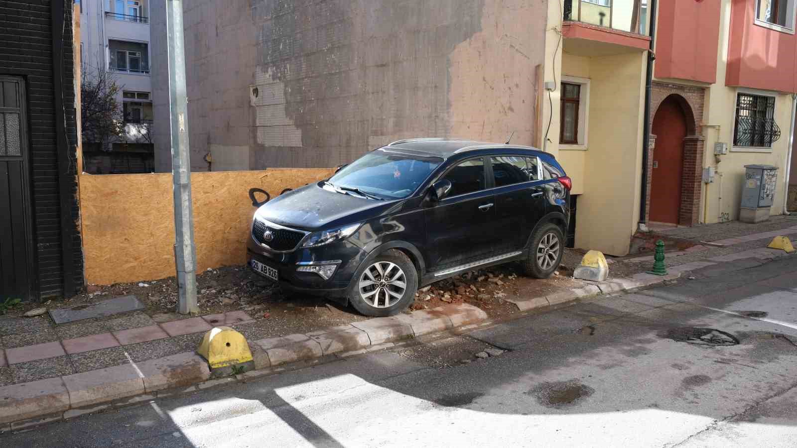 Bu mahallede kaldırımlar yürümek için değil araç park etmek için kullanılıyor
