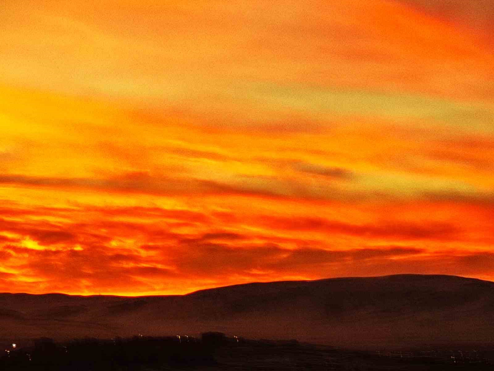 Ardahan’da gün doğumu gökyüzünü kızıla boyadı 