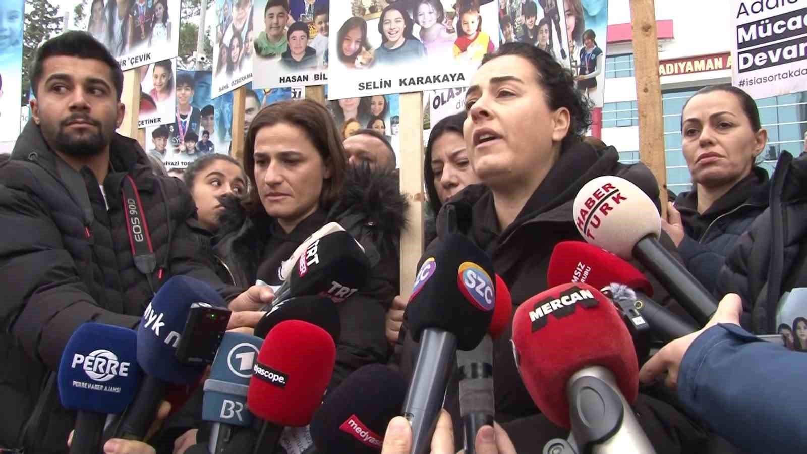 Enkazda evlatlarını kaybeden aileler sanıkların cinayetle yargılanmasını istedi