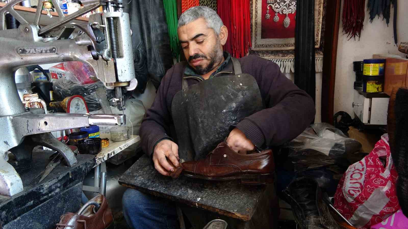 Bedensel engelli kundura ustası, çeyrek asırdır ayakkabı tamir ediyor
