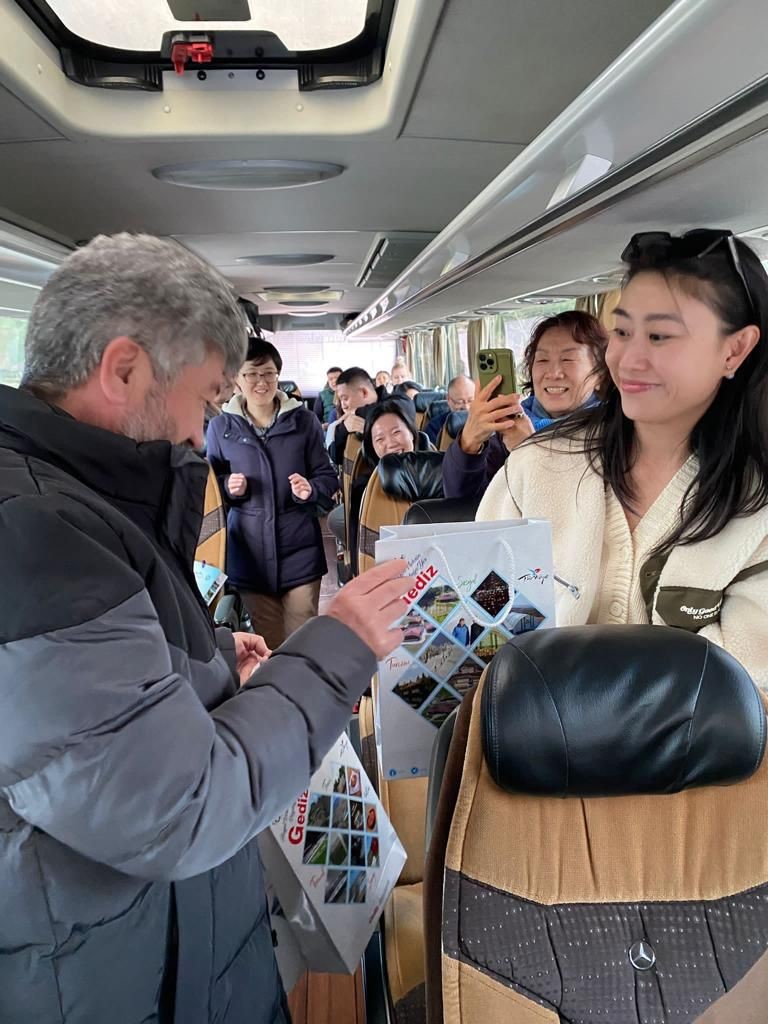 Gediz’e gelen Çinli turist grubu gençlik merkezinde misafir edildi