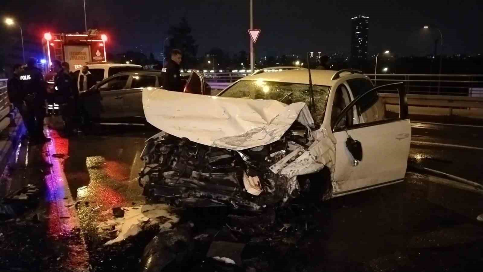 Kartal&rsquo;da kontrolden &ccedil;ıkan otomobil bariyerlere &ccedil;arparak durabildi
