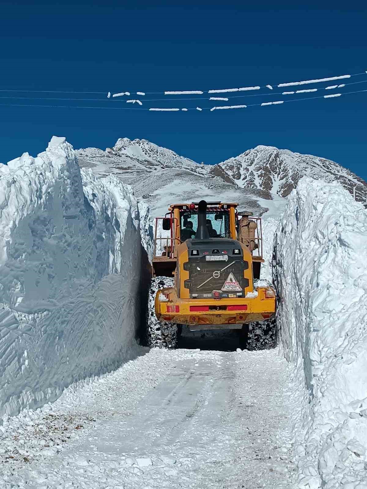 Hakkari&rsquo;deki &uuml;s b&ouml;lgelerinde 6 metreyi bulan kar t&uuml;nelleri

