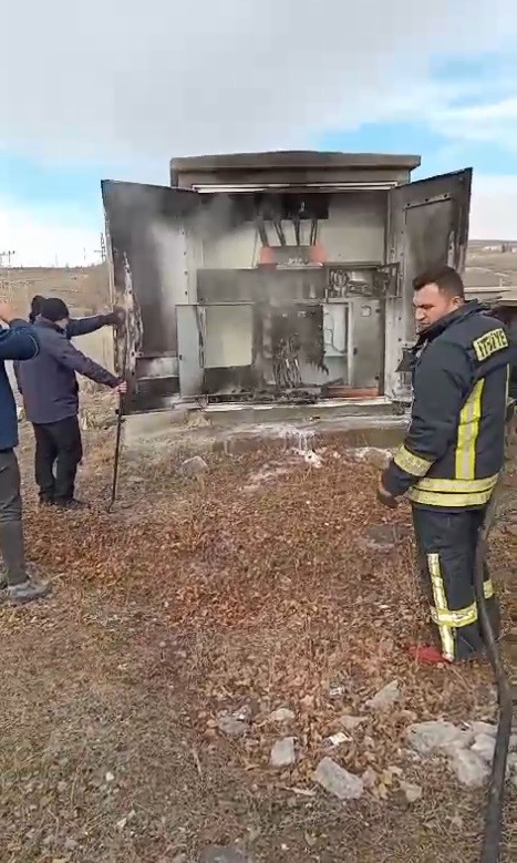 Kars’ta alev alev yanan trafo söndürüldü