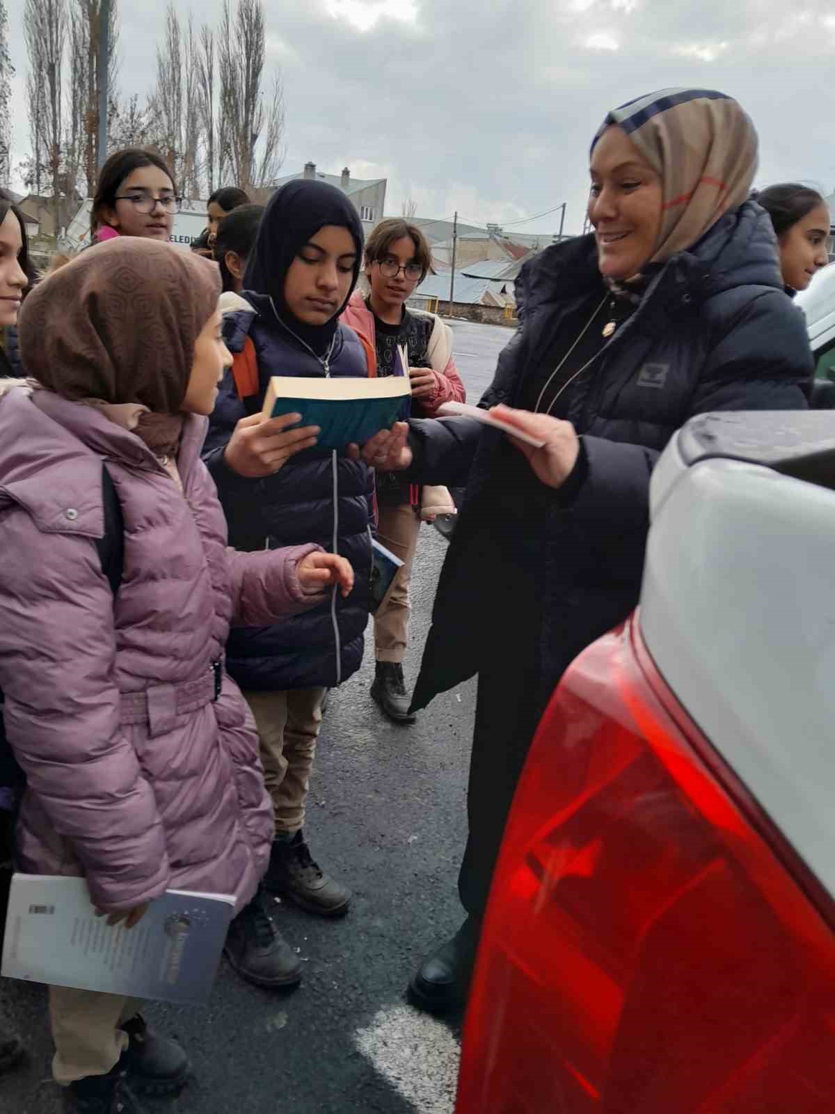 "Elden Ele" diyerek 700 kişiye umut oldular
