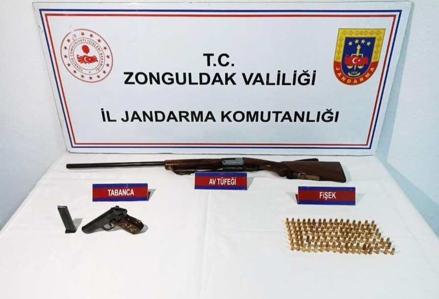 Jandarmanın aradığı evden ruhsatsız silahlar ele geçirildi