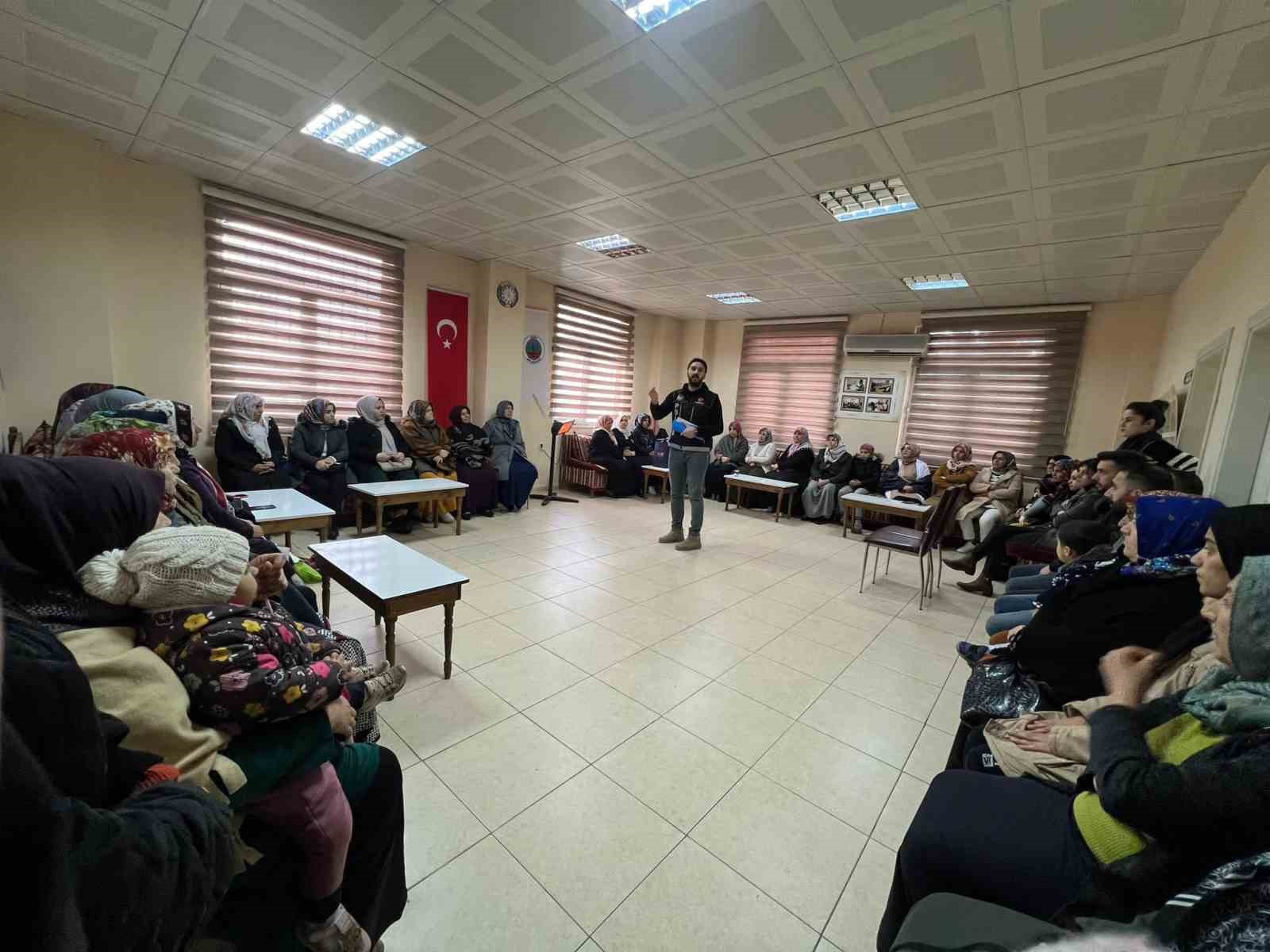 Siirt’te kursiyerlere "En İyi Narkotik Polisi Anne Projesi" anlatıldı