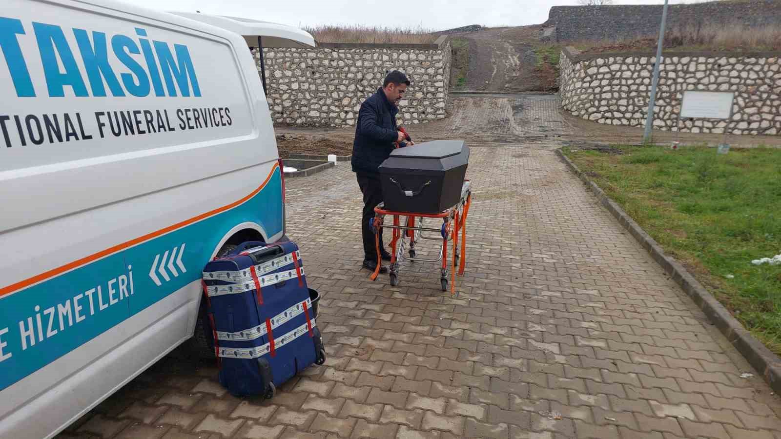 Kimsesizler mezarlığına defnedilen Ukraynalı gemicinin mezarı a&ccedil;ıldı
