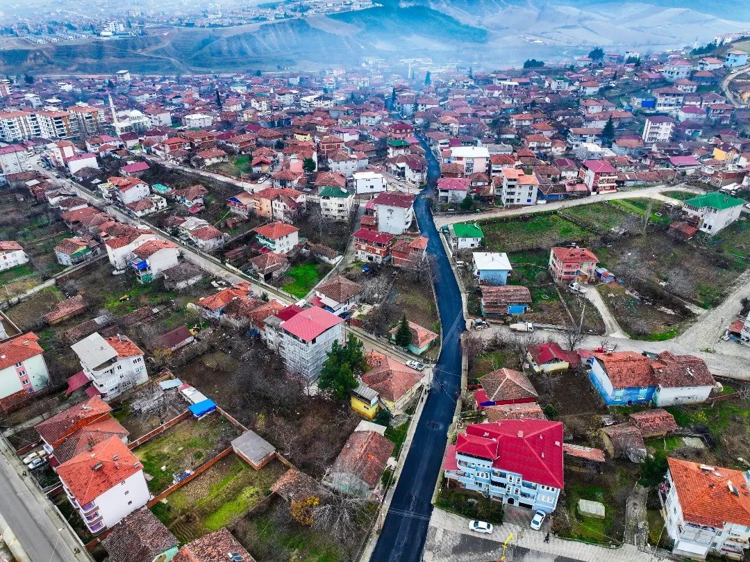 Erbaa Belediyesi 6 mahallede asfalt &ccedil;alışması ger&ccedil;ekleştirdi.
