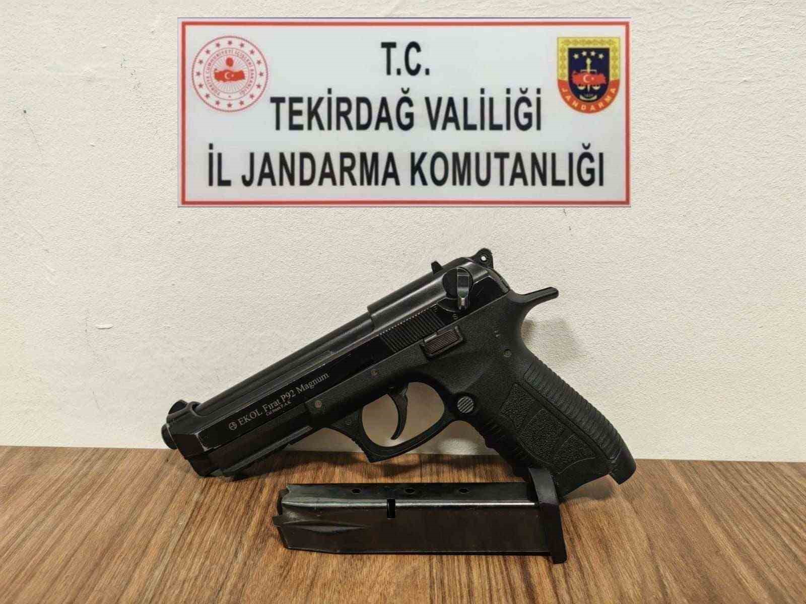 Tekirdağ’da ruhsatsız silah, muşta ve kaçak içki ele geçirildi