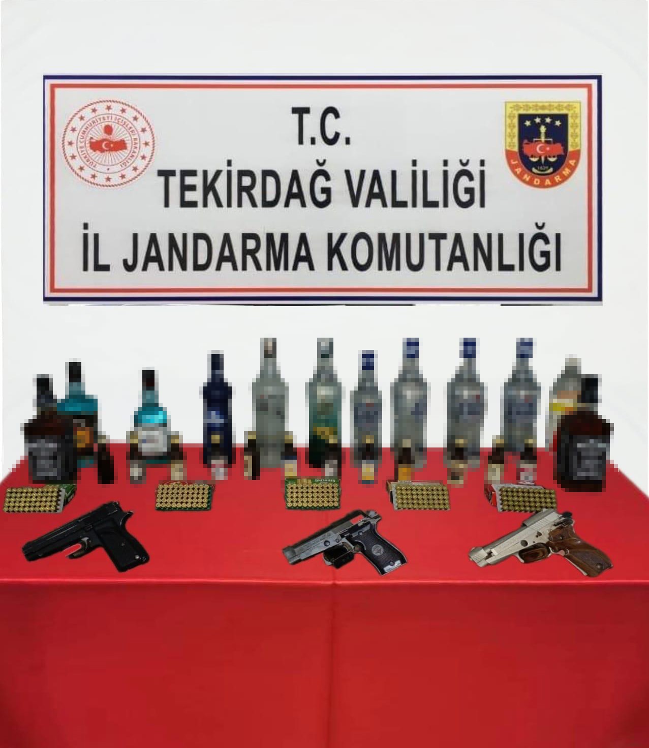 Tekirdağ&rsquo;da ruhsatsız silah, muşta ve ka&ccedil;ak i&ccedil;ki ele ge&ccedil;irildi
