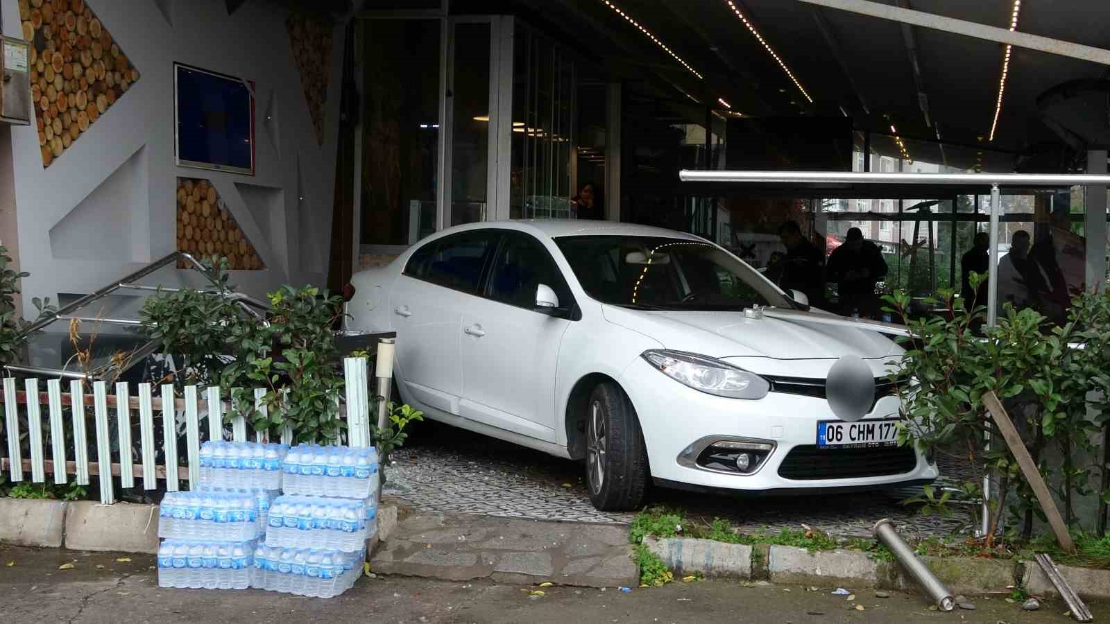 Ordu’da otomobil kafe bahçesine daldı: 3 yaralı