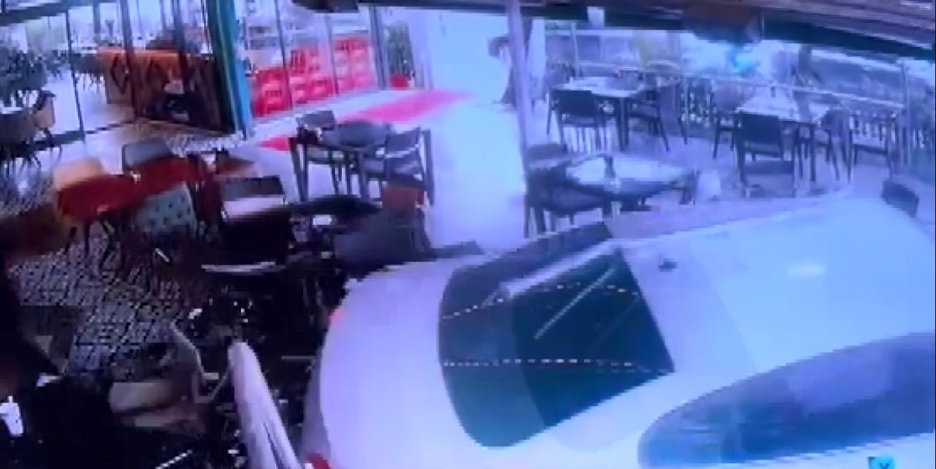 Ordu’da otomobil kafe bahçesine daldı: 3 yaralı
