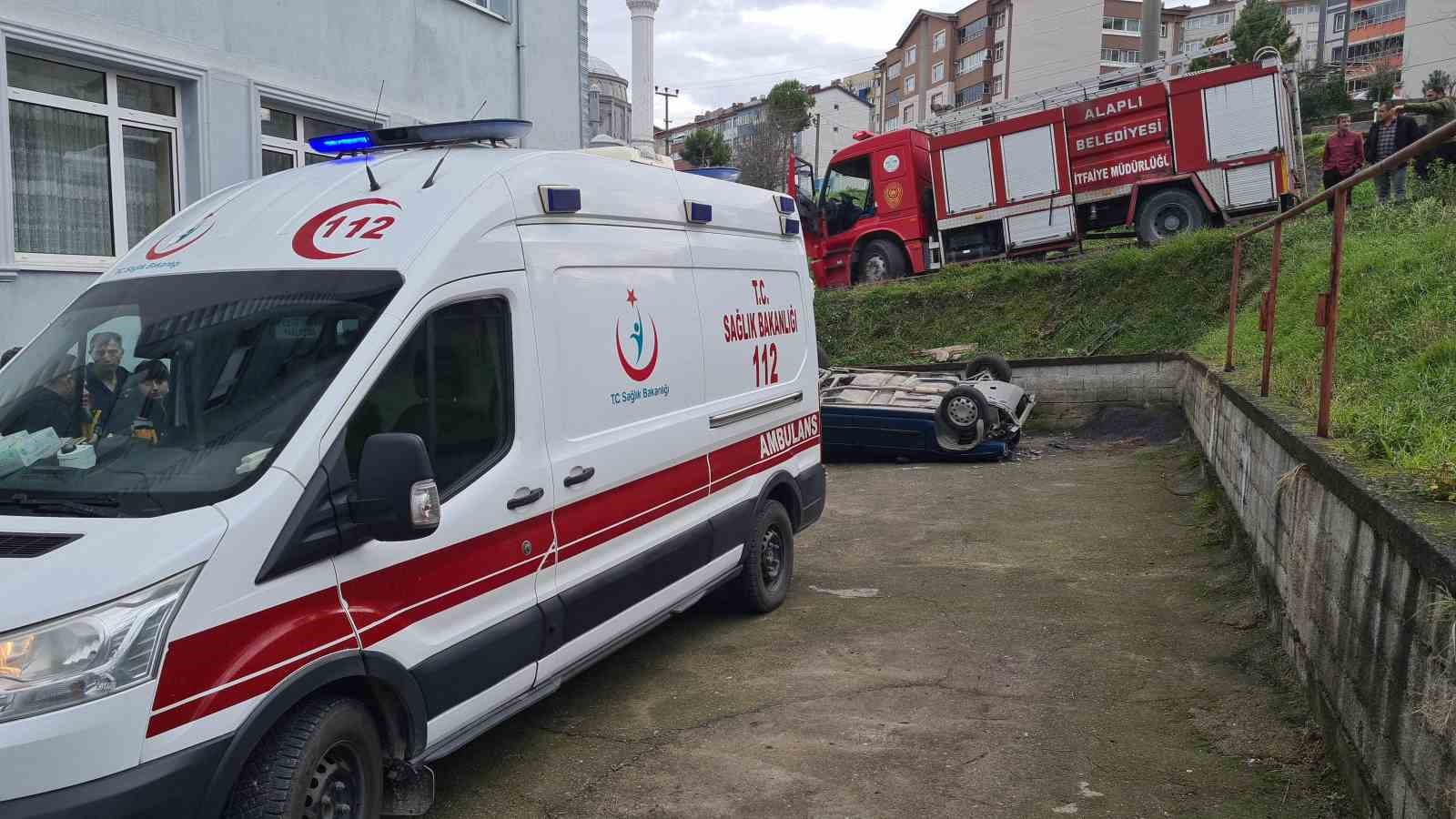 Direksiyon başında  n&ouml;bet ge&ccedil;iren şof&ouml;r &ouml;ğrenci servisine &ccedil;arptı
