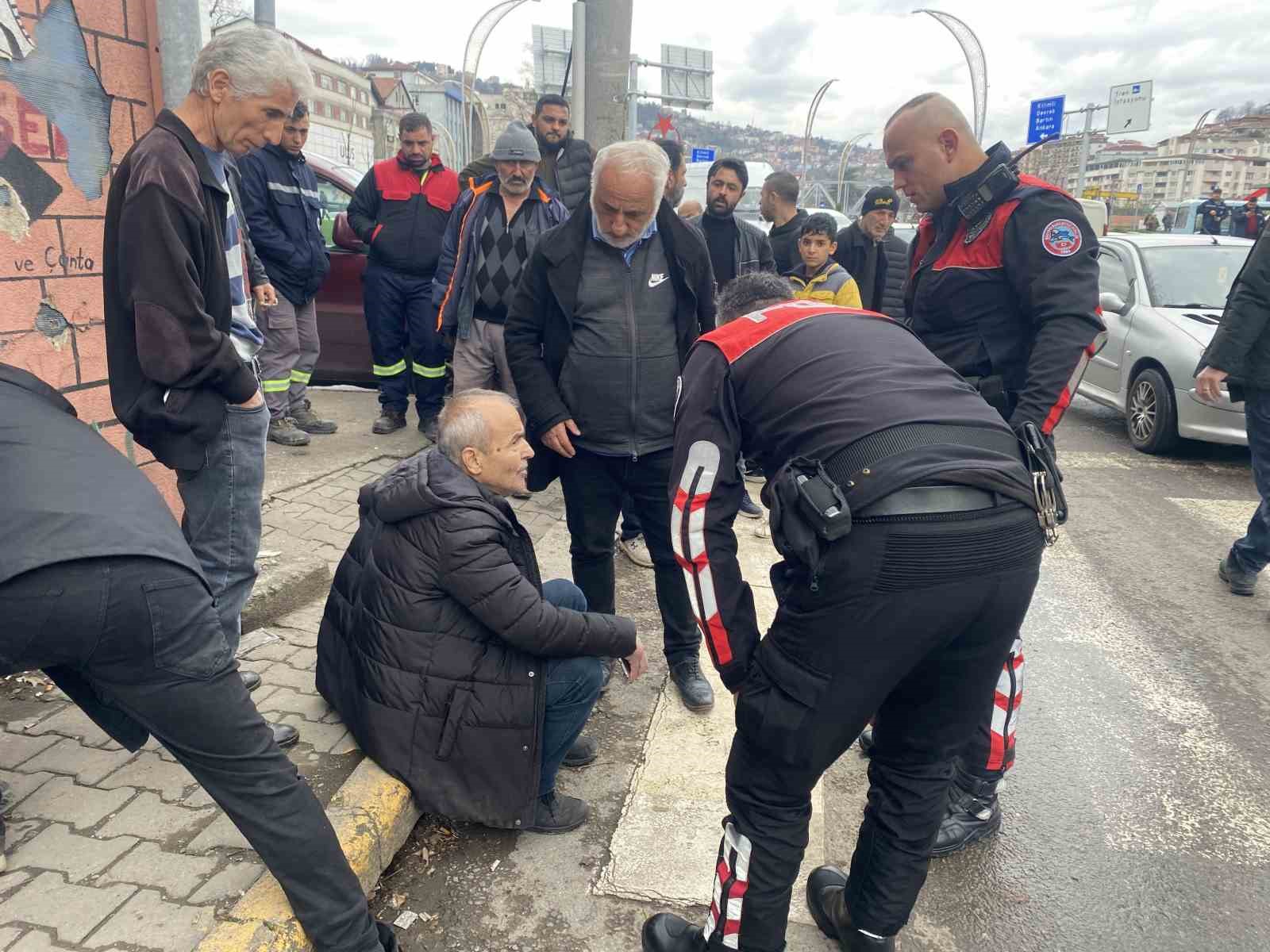 Yolun karşısına ge&ccedil;mek isterken araba &ccedil;arptı
