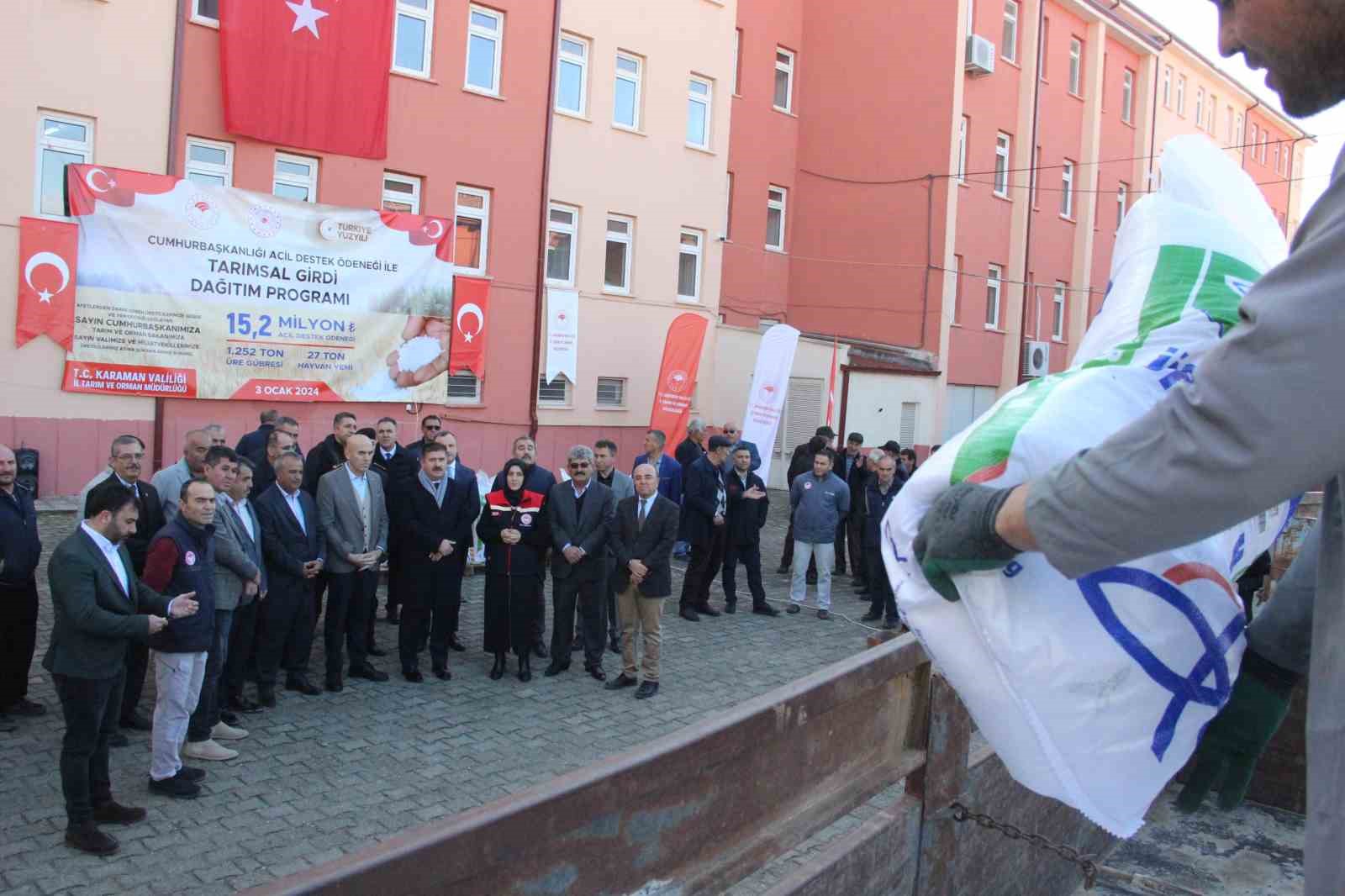 Karaman’da afetten zarar gören 557 üreticiye gübre ve yem desteği
