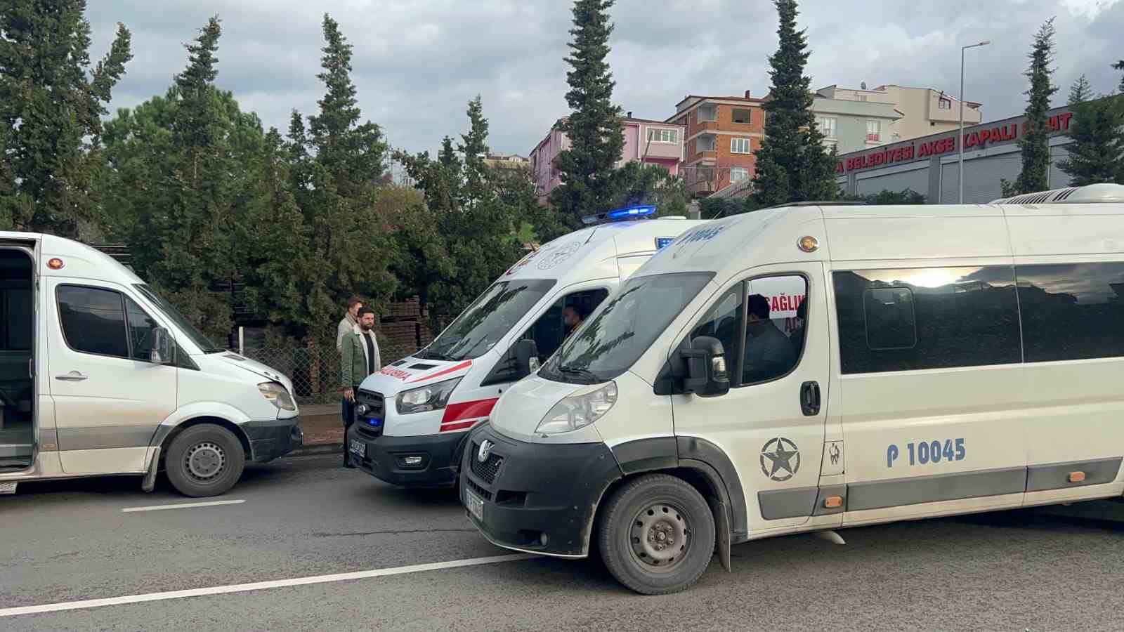 İşçi servisi ile kamyonet çarpıştı: 3 yaralı