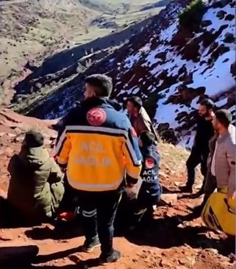 Şırnak&rsquo;ta kayalıklardan d&uuml;şen &ccedil;oban askeri helikopterle kurtarıldı
