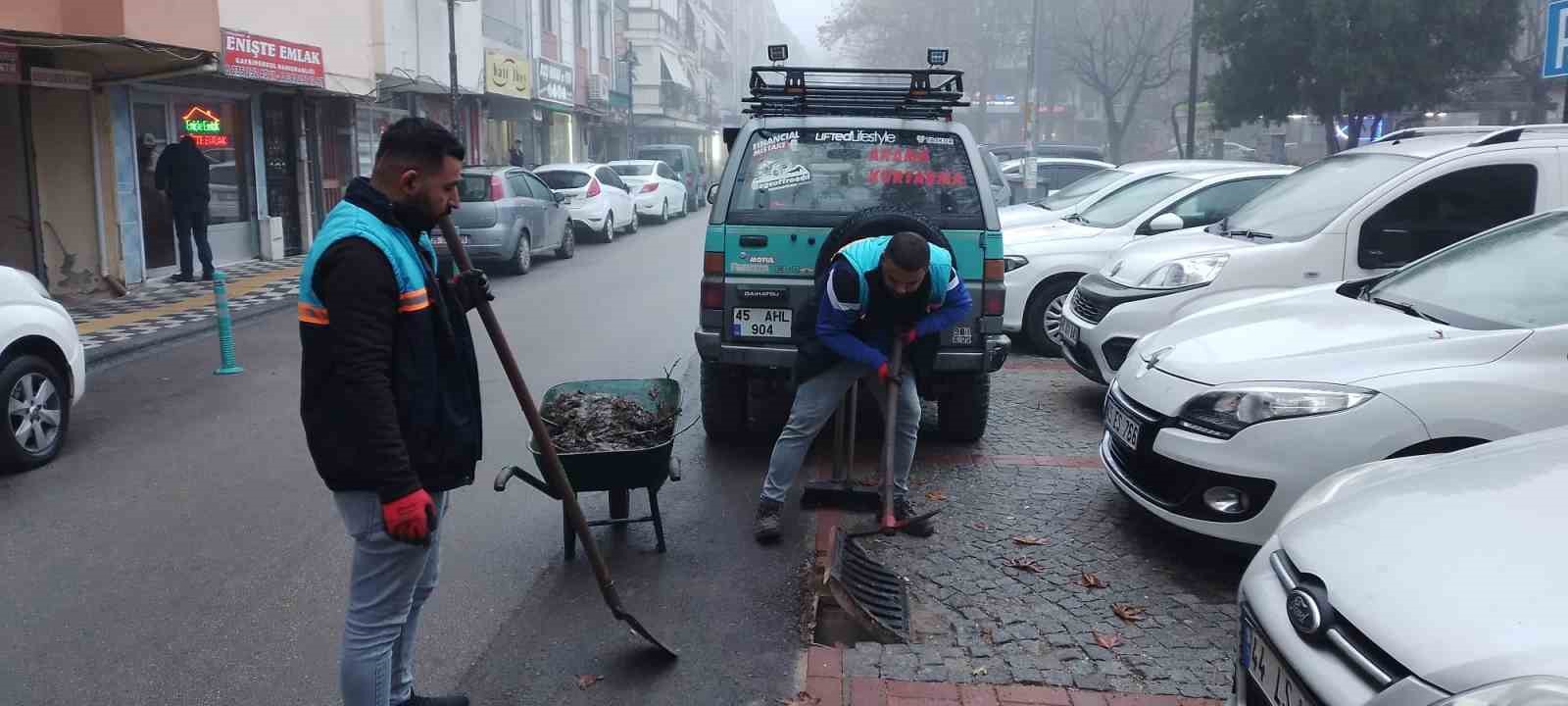 Şehzadeler’de yağmursuyu ızgara temizlikleri devam ediyor
