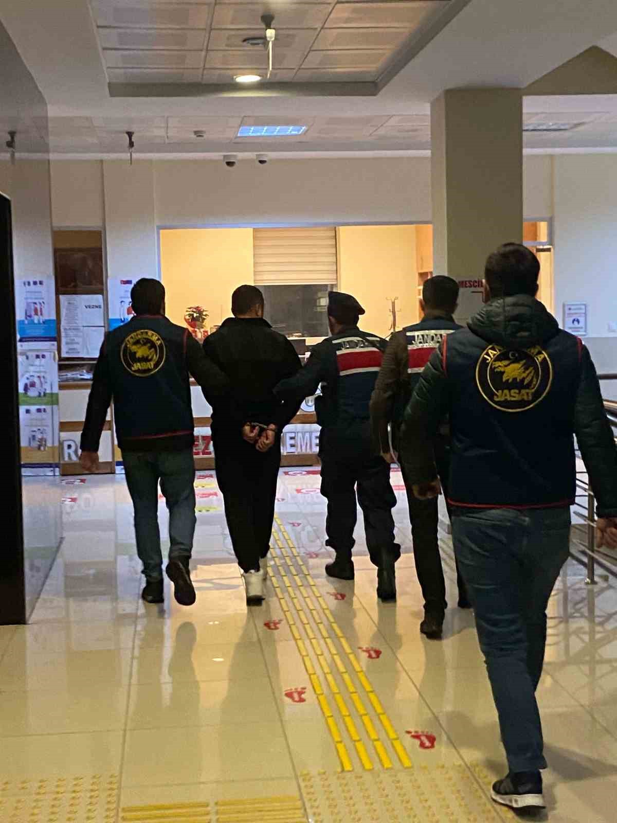 Burdur’da jandarma ekiplerinin asayiş uygulamalarında yakalanan 2 şahıs tutuklandı