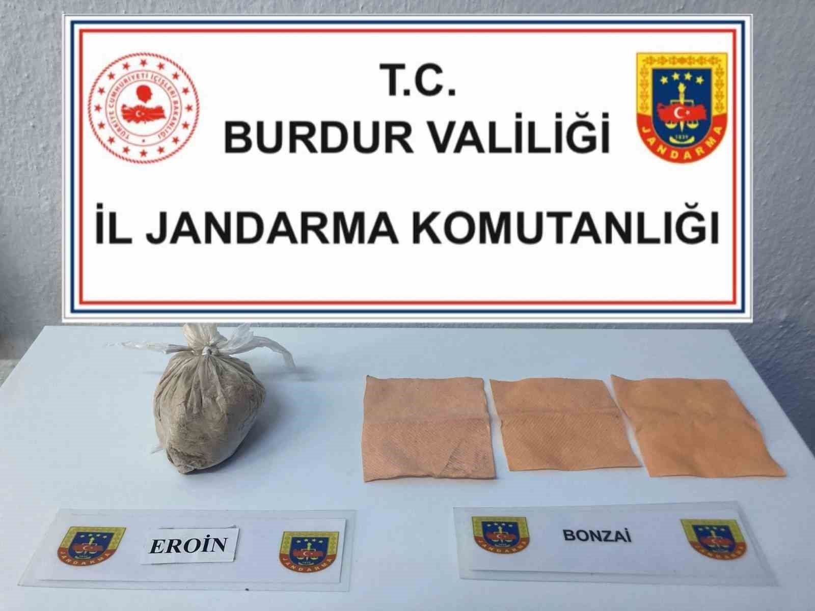 Burdur’da jandarma ekiplerinin kaçakçılık ve uyuşturucu operasyonlarında yakalanan 3 şahıs tutuklandı