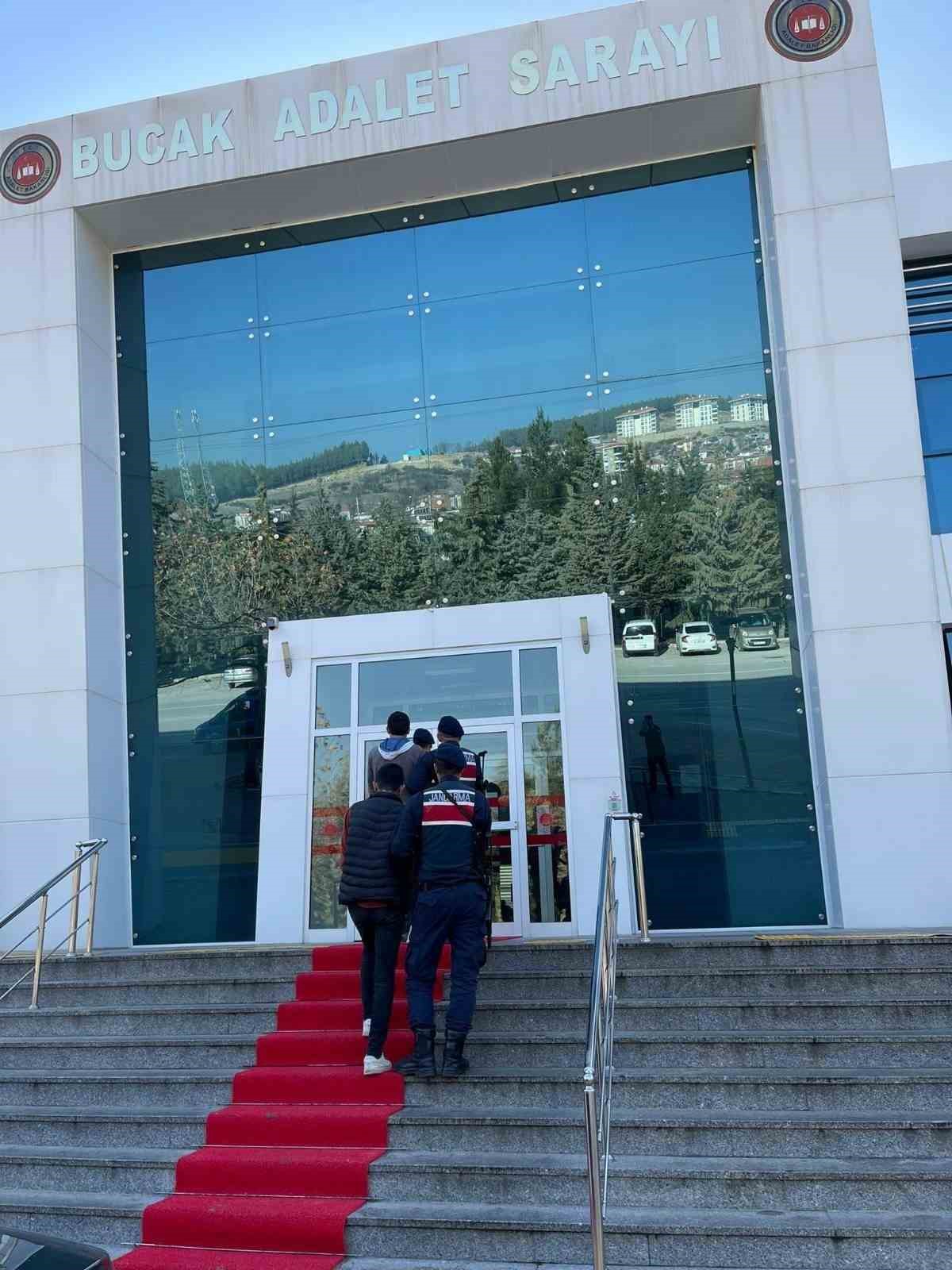Burdur&rsquo;da jandarma ekiplerinin ka&ccedil;ak&ccedil;ılık ve uyuşturucu operasyonlarında yakalanan 3 şahıs tutuklandı

