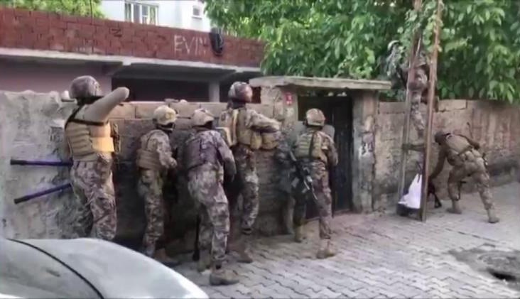 Batman&rsquo;da ter&ouml;r operasyonu: 12 g&ouml;zaltı
