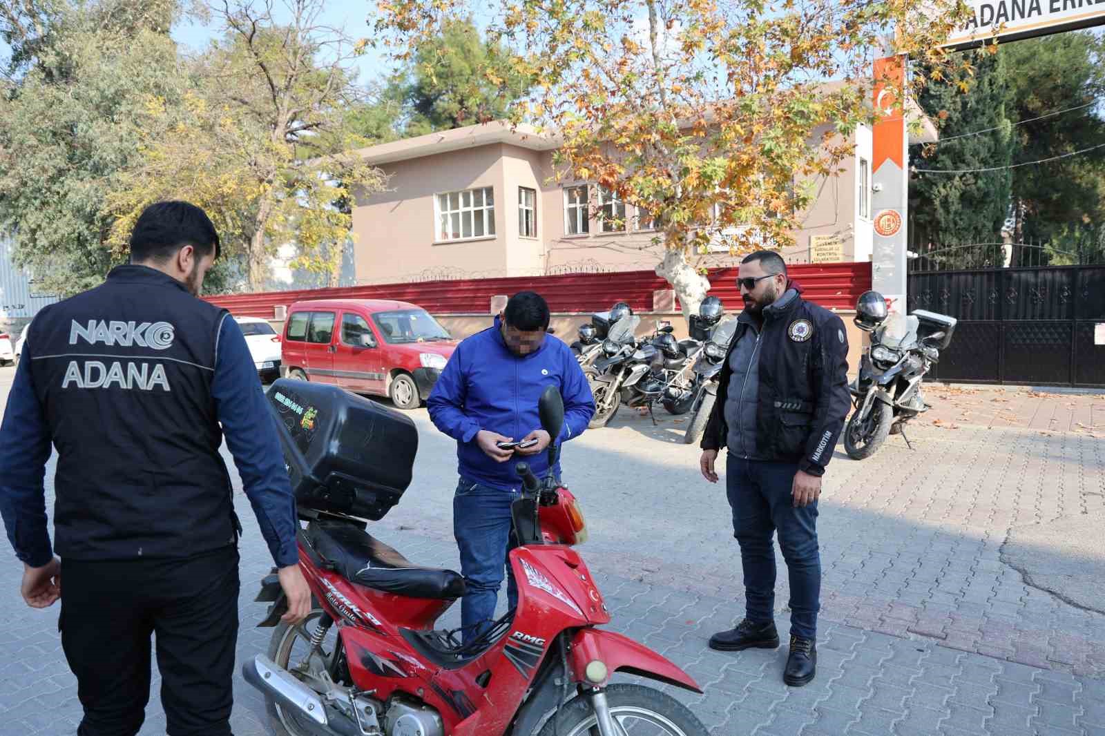 Adanada narkotik polisinden okul nnde uygulama
