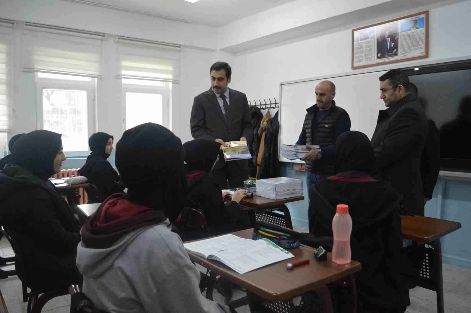 Erzincan’da öğrencilere soru bankası hediye edildi