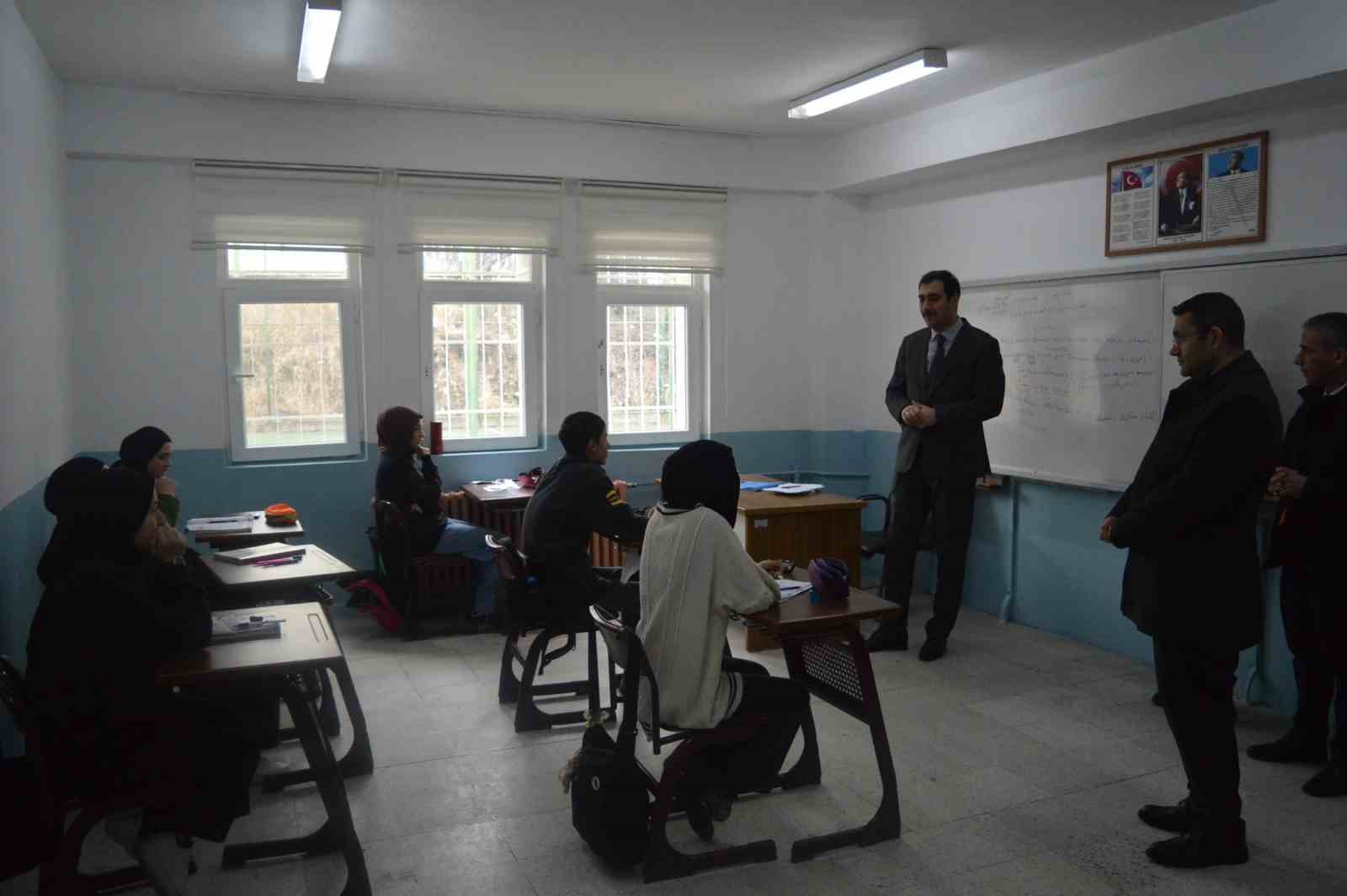 Erzincan&rsquo;da &ouml;ğrencilere soru bankası hediye edildi
