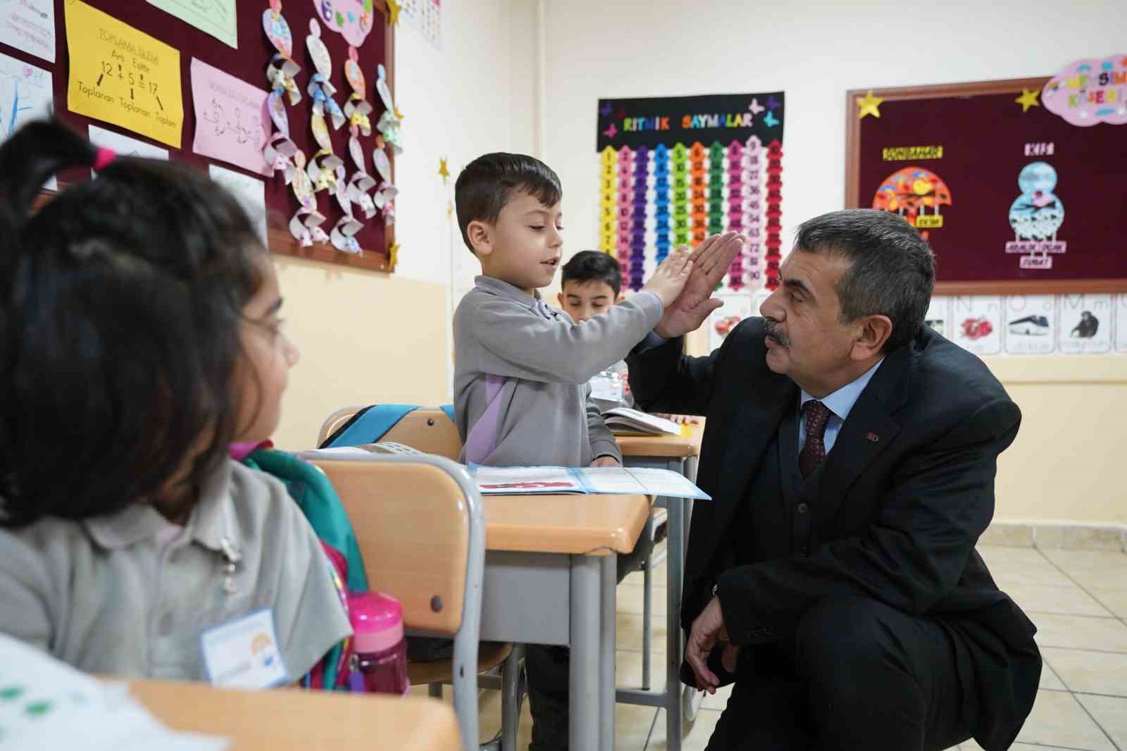 Bakan Tekin öğrencilerle buluştu, öğretmenlerin önerilerini dinledi
