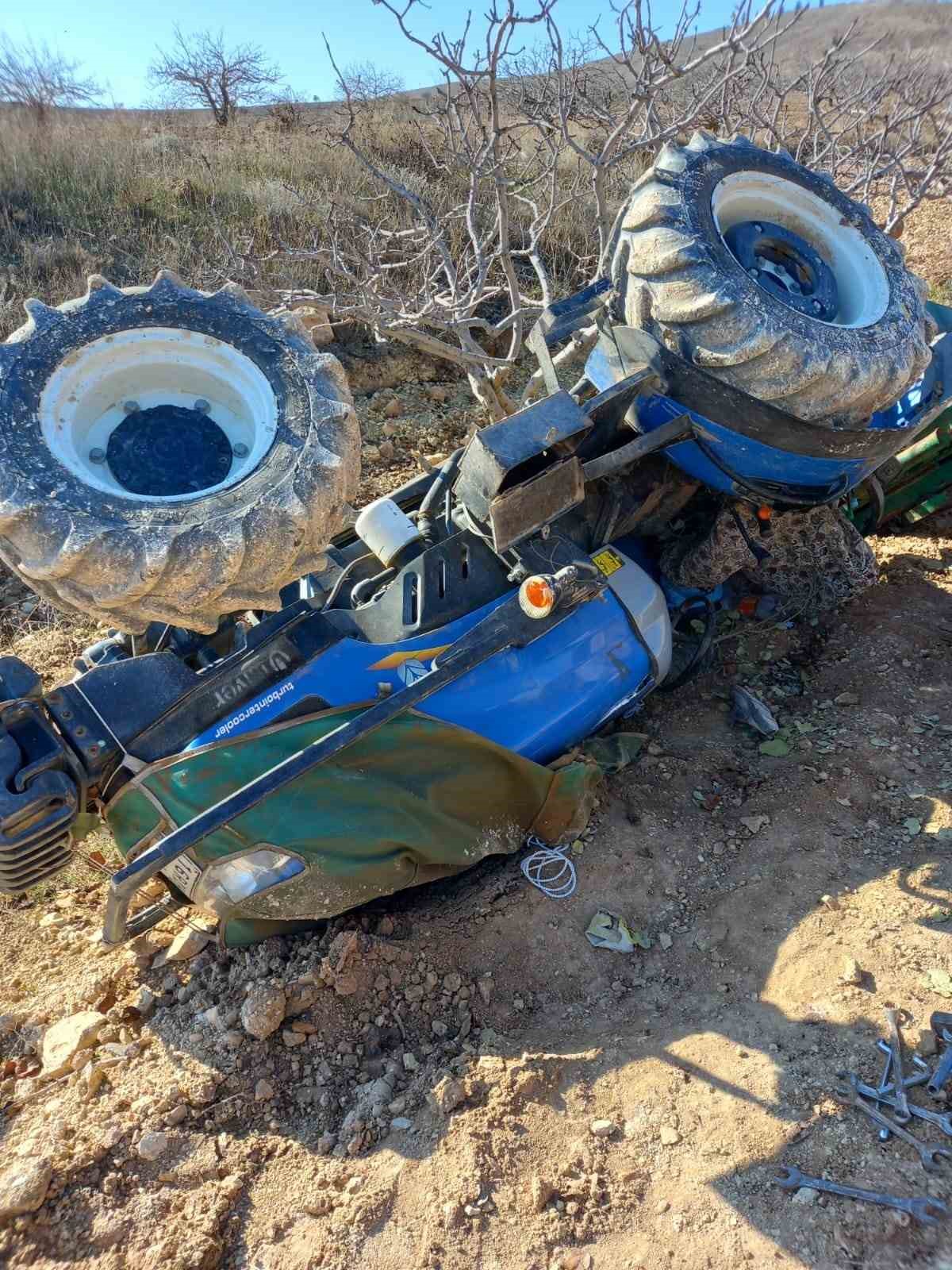 Trakt&ouml;r kazasında ağır yaralanan s&uuml;r&uuml;c&uuml; hayat savaşını kaybetti
