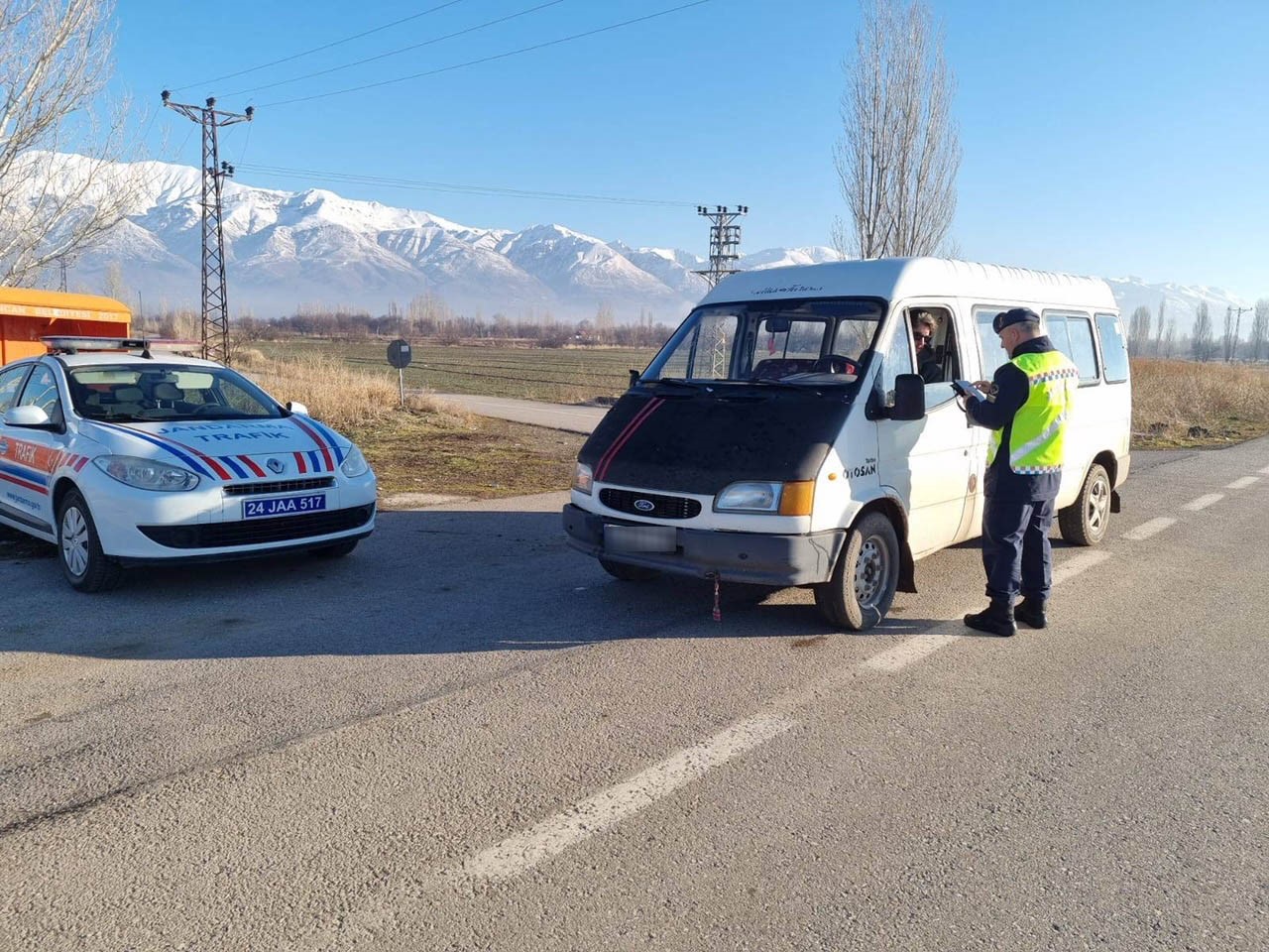 Erzincan&rsquo;da jandarma ekipleri su&ccedil; ve su&ccedil;luya ge&ccedil;it vermiyor
