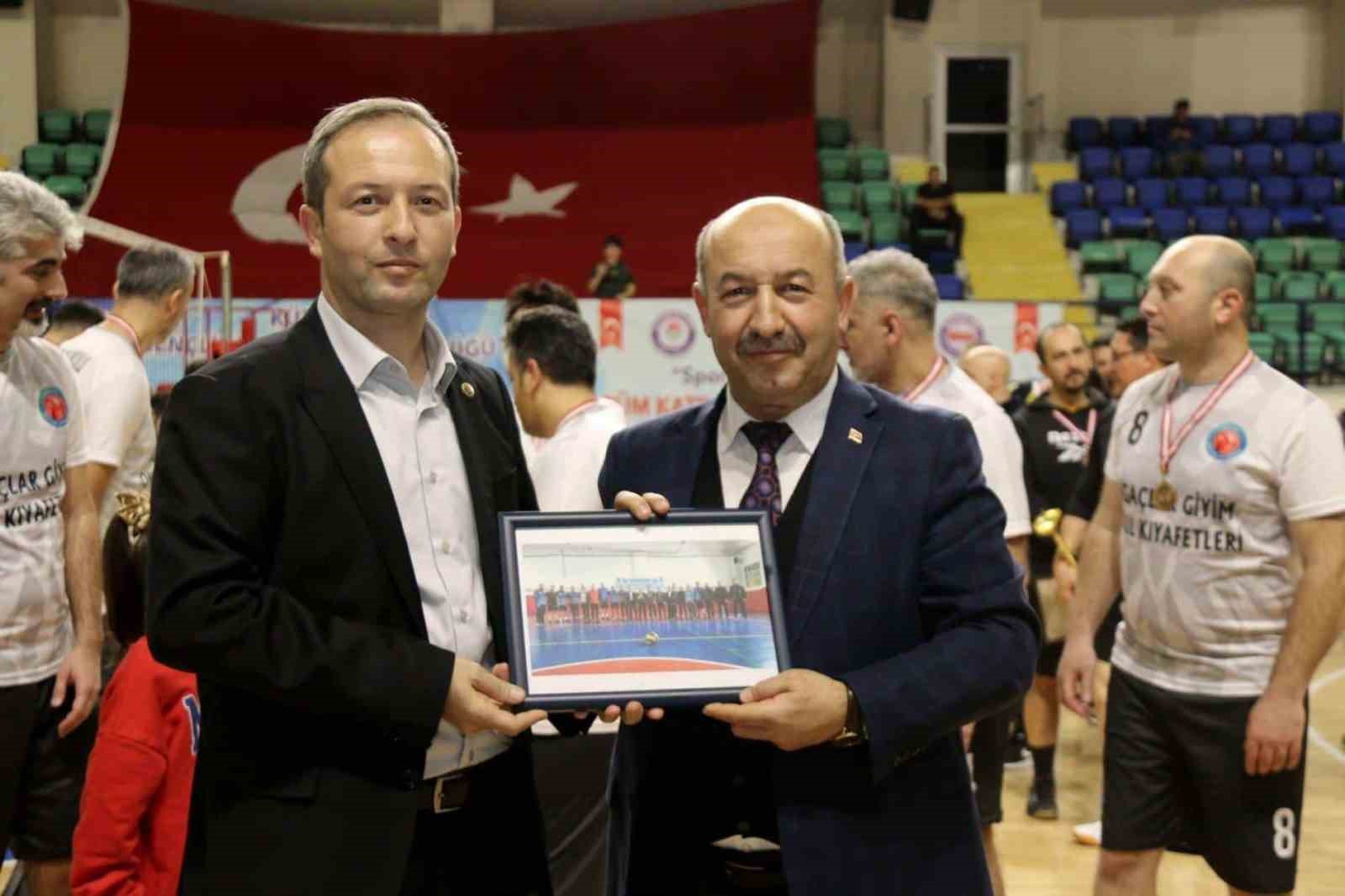 Kütahya’da eğitim çalışanları voleybol turnuvasında şampiyon Şehitler Ortaokulu