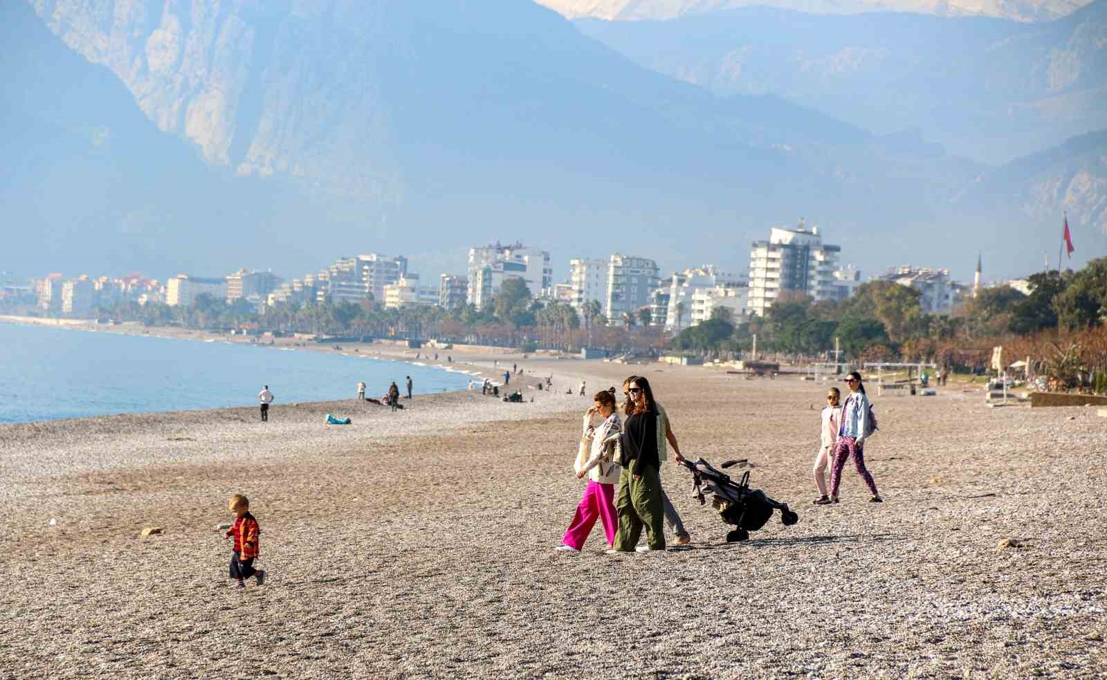 Yurtta kış, Antalya’da yaz aylarını aratmayan görüntü
