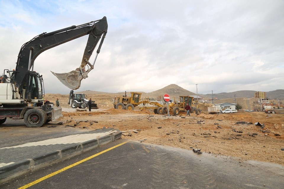 Niğde Belediyesi yeni hastane binası etrafında yol yapım çalışmalarına başladı
