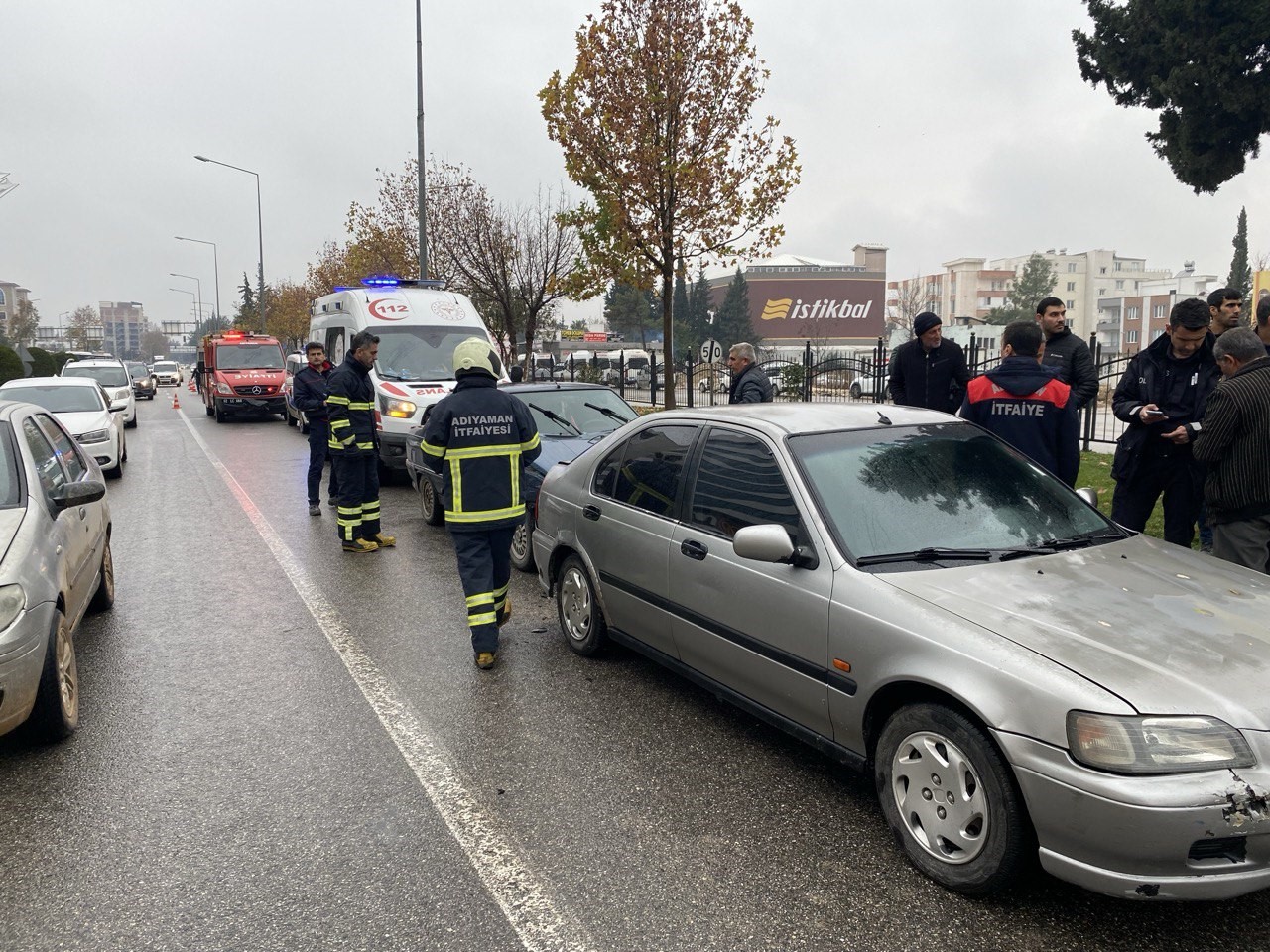 Üç aracın karıştığı zincirleme kazada 1 kişi yaralandı